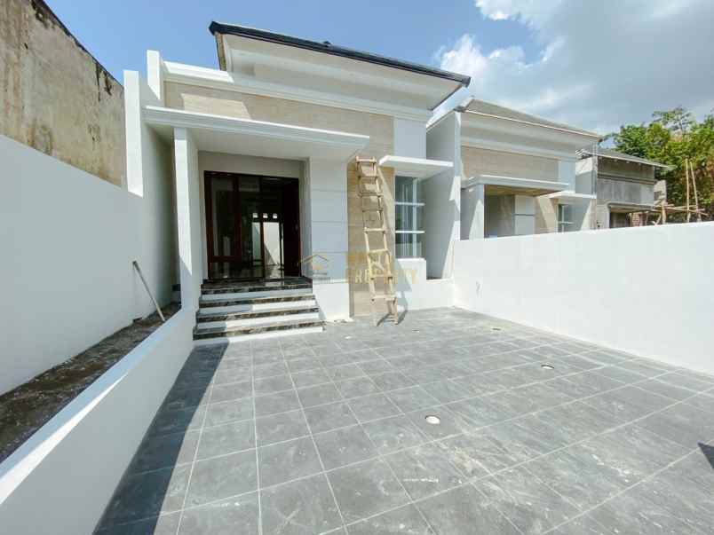 rumah cantik modern 3 menit dari jalan raya tajem