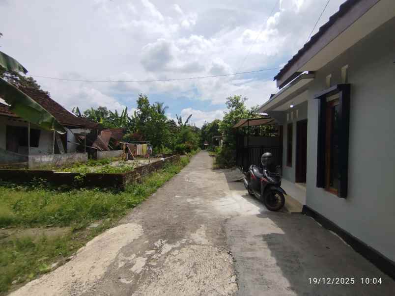 rumah cantik utara pasar godean 4 menit ke rs atturots
