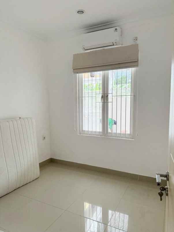 rumah di wiguna tengah row jalan 2 mobil bebas banjir