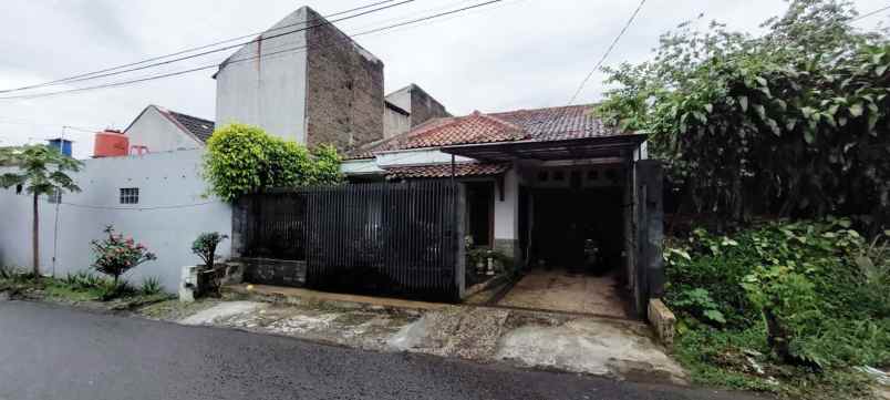 rumah gunung batu dalam pasteur