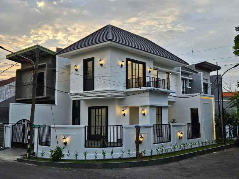 rumah hook modern style 2 lantai di rungkut asri