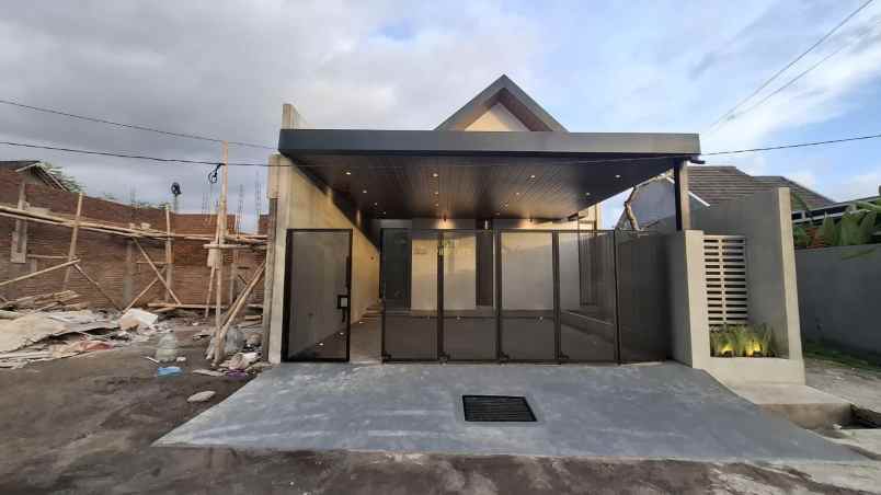 rumah luas siap huni di kalasan free pagar dan kanopi