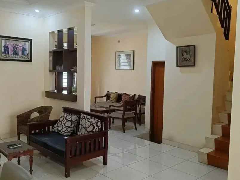 rumah megah di komplek dolog kalimalang duren sawit