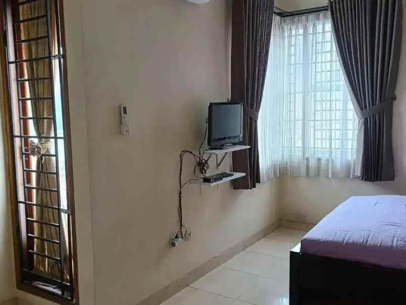 rumah megah di komplek dolog kalimalang duren sawit