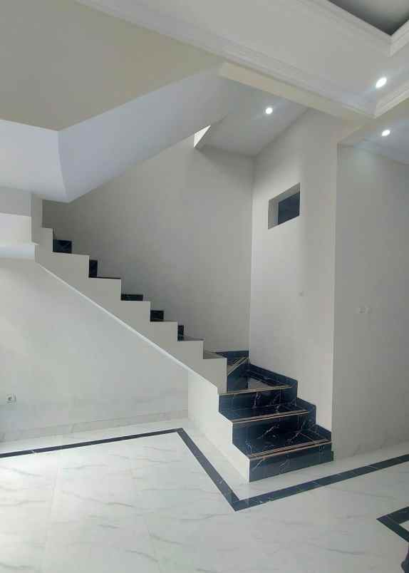 rumah mewah 1 9 m di jagakarsa 3 lantai 5 kt dekat tol