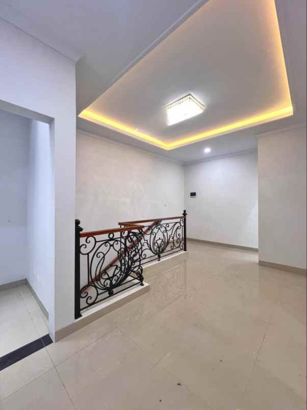 rumah mewah american classic di jagakarsa jaksel