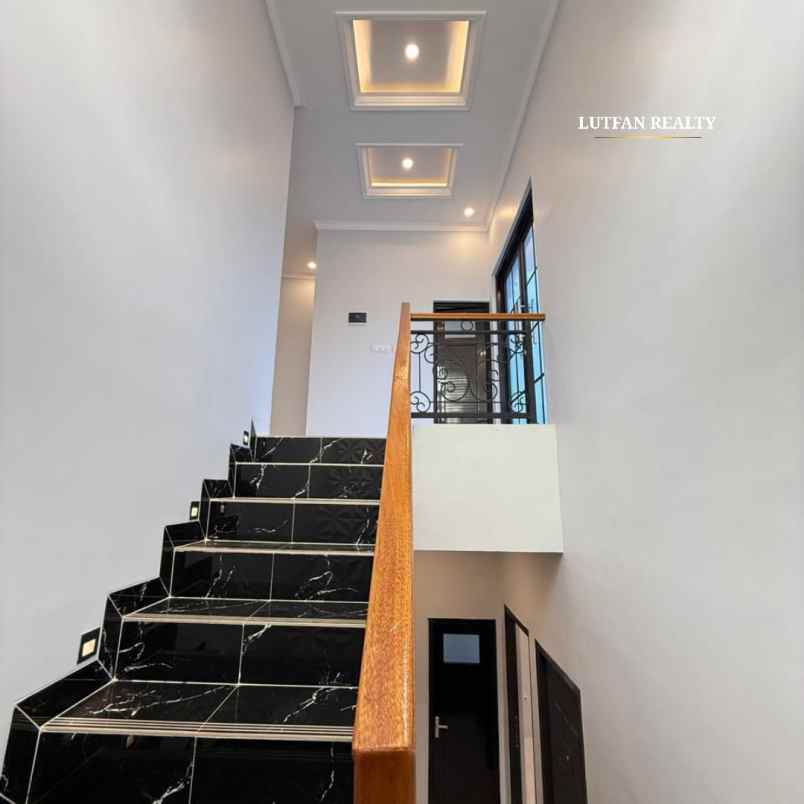rumah mewah dalam komplek jagakarsa