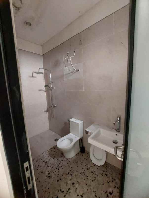 rumah mewah siap huni dekat unesa ketintang surabaya