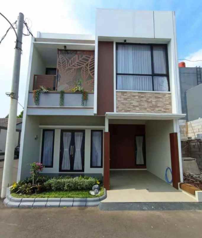 rumah minimalist 2 lt dengan taman depan belakang