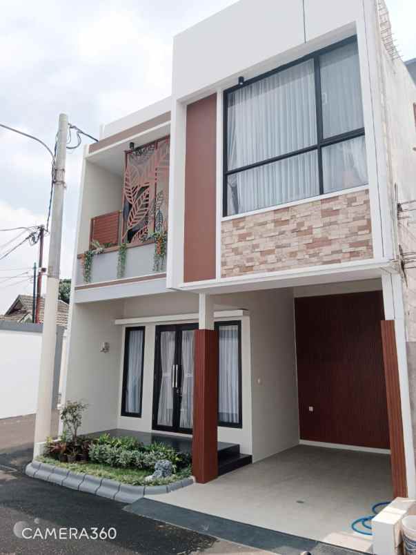 rumah minimalist 2 lt dengan taman depan belakang