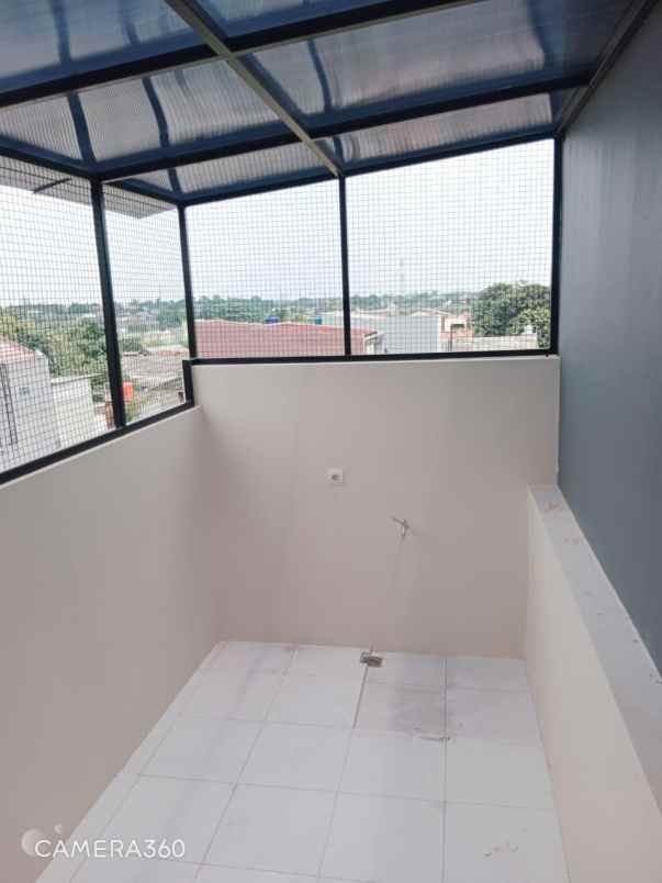 rumah minimalist 2 lt dengan taman depan belakang