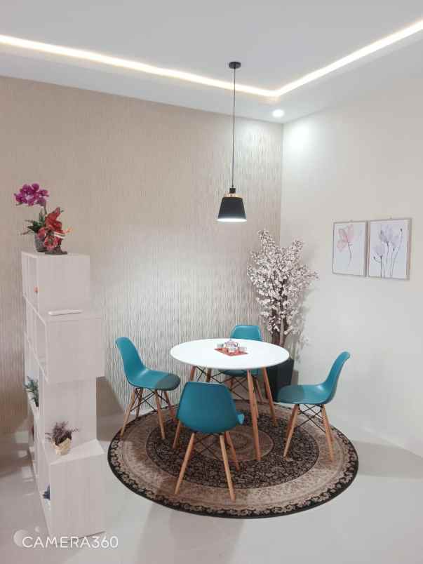 rumah minimalist 2 lt dengan taman depan belakang