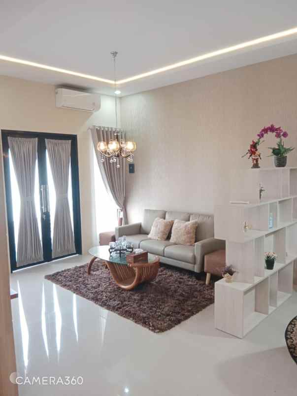 rumah minimalist 2 lt dengan taman depan belakang