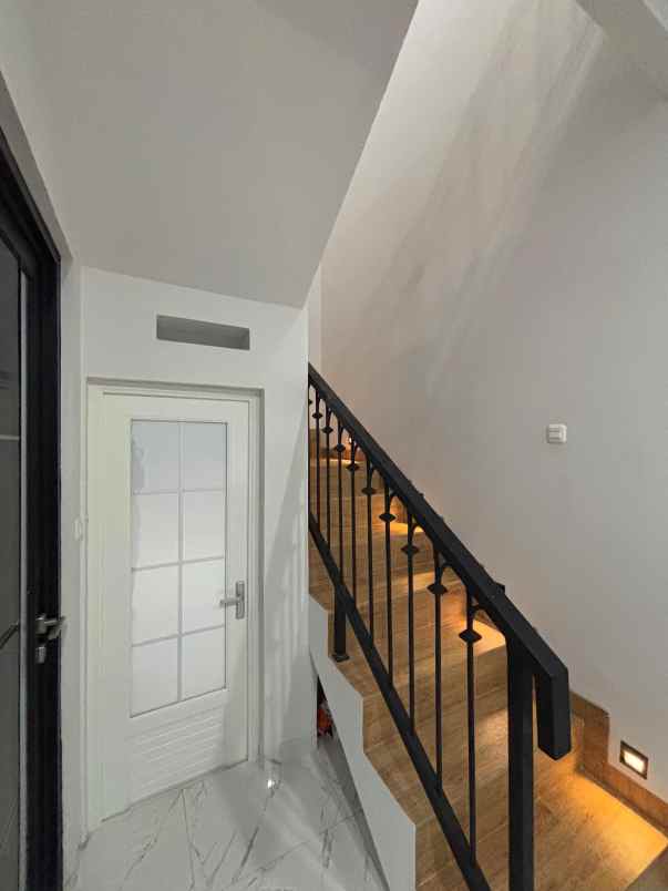 rumah modern kontemporer di jagakarsa jakarta selatan