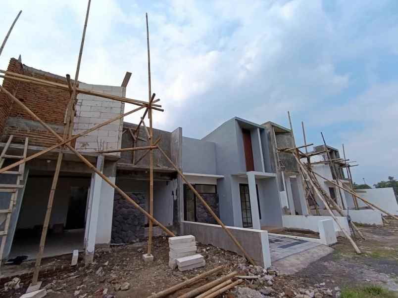 rumah modern lokasi daerah pendem kota batu