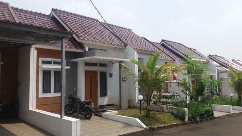 rumah ready stok dengan fasilitas kolam renang