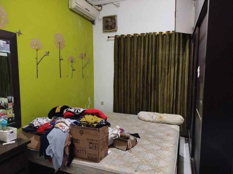 rumah second 2 lantai di perum maharaja depok