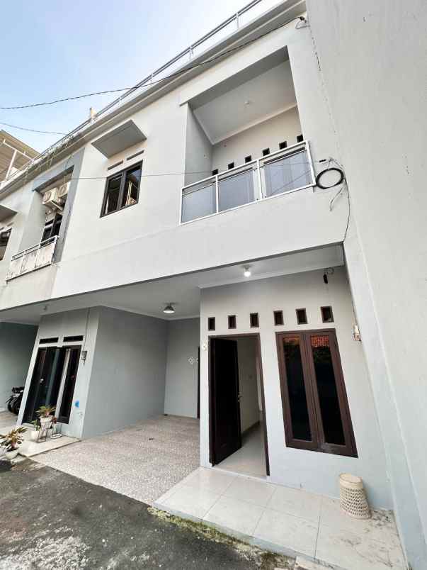 rumah second 3lantai cluster condet jakarta timur