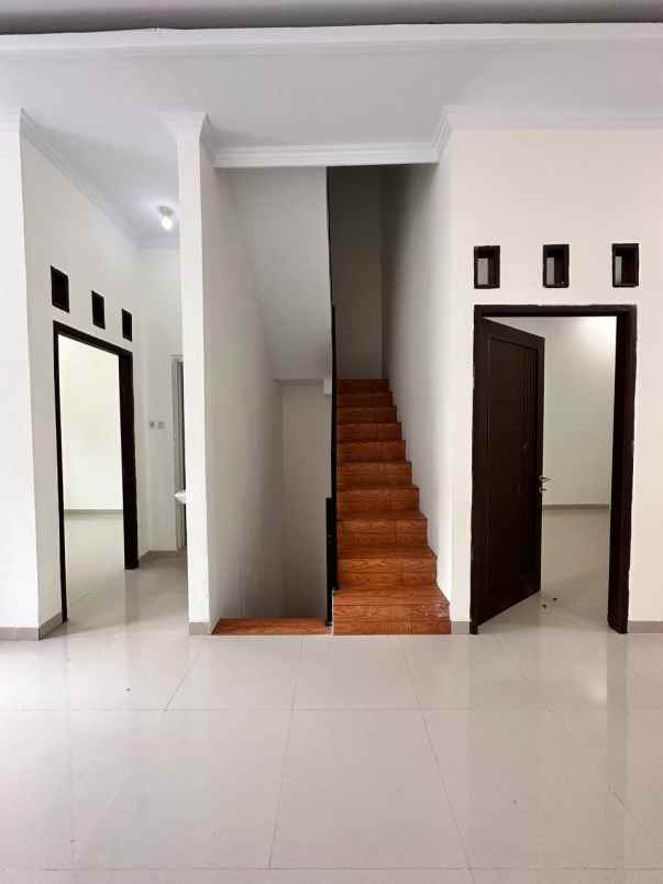 rumah second 3lantai cluster condet jakarta timur