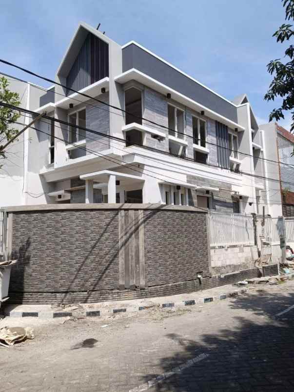 rumah tenggilis model scandinavian row jalan 5 mobil