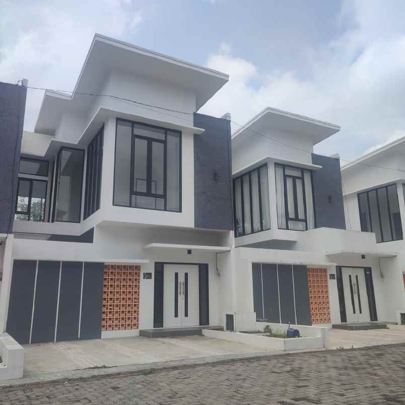 rumah villa 2 lantai ready stok dekat bns kota batu