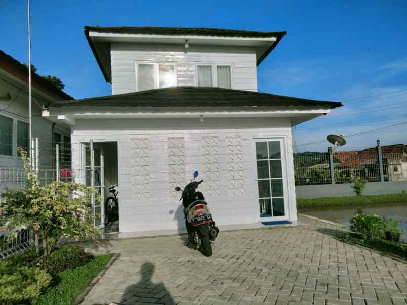 rumah villa mewah kolam ikan