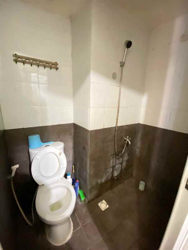 sewa apartemen 2 kamar furnish di green pramuka city