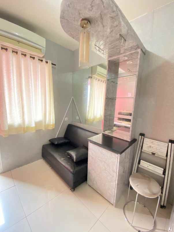 sewa apartemen 2 kamar furnish di green pramuka city