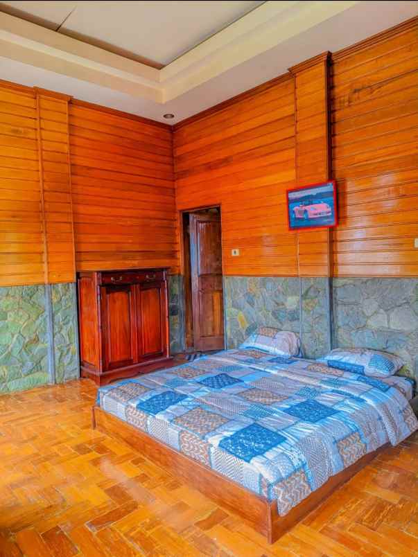 villa kayu cahaya cisarua puncak