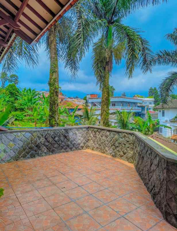 villa kayu cahaya cisarua puncak