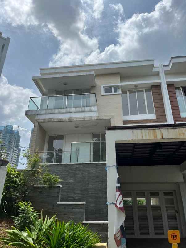 dijual cepat rumah bagus 3 lantai golf residence