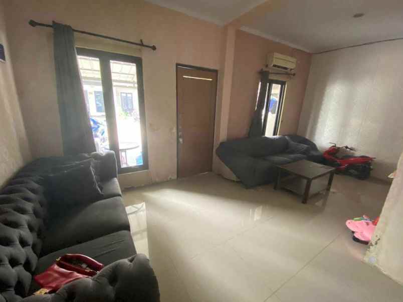 dijual rumah 2 lantai lokasi strategis di pamulang