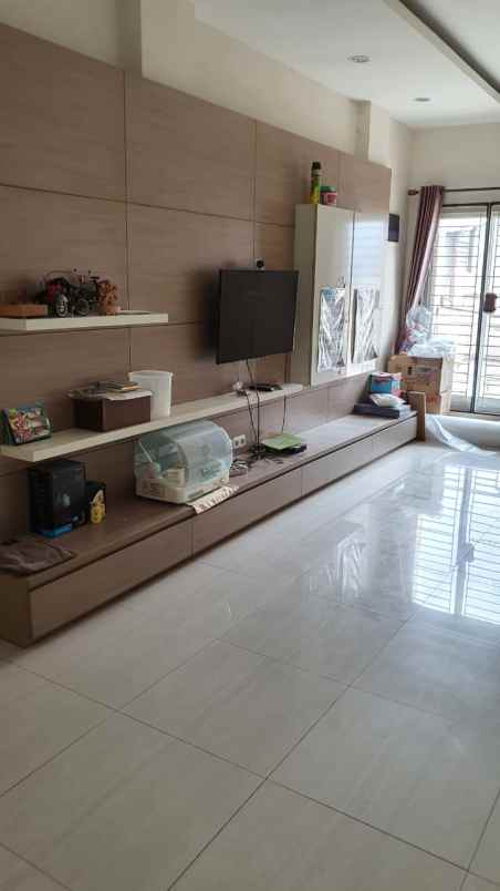 dijual rumah 2 lantai unit bagus kelapa gading