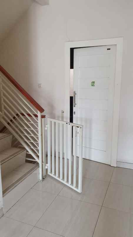 dijual rumah 2 lantai unit bagus kelapa gading