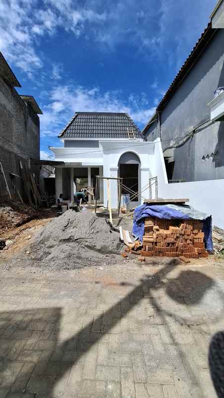 dijual rumah american classic di banyumanik semarang