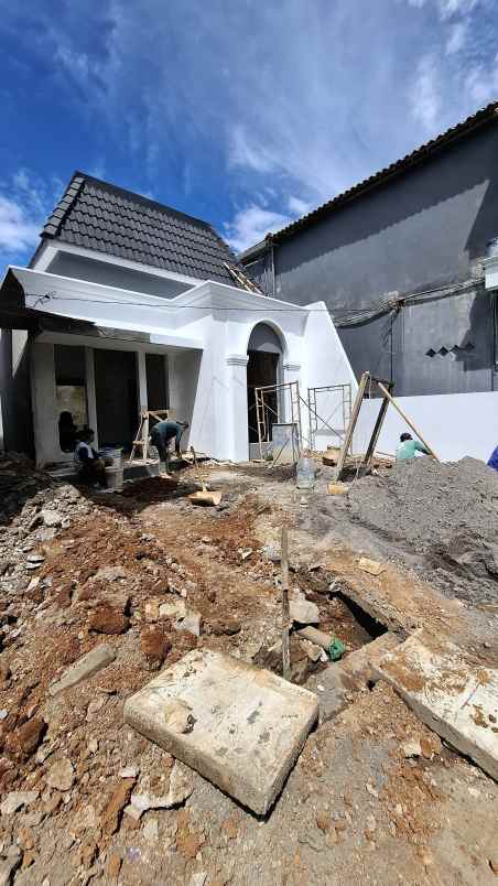 dijual rumah american classic di banyumanik semarang