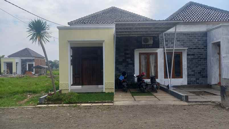 dijual rumah belakang balai desa karang