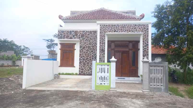 dijual rumah belakang balai desa karang