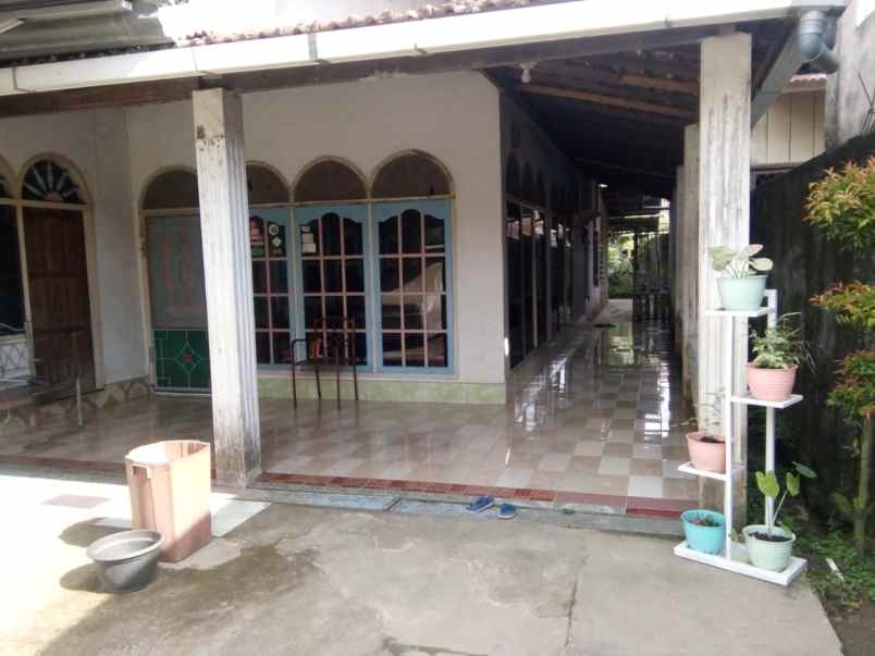 dijual rumah besar siap huni