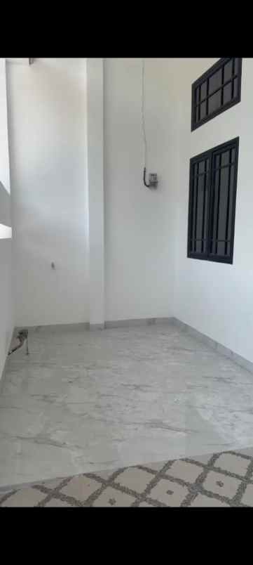 dijual rumah boulevard hijau kota