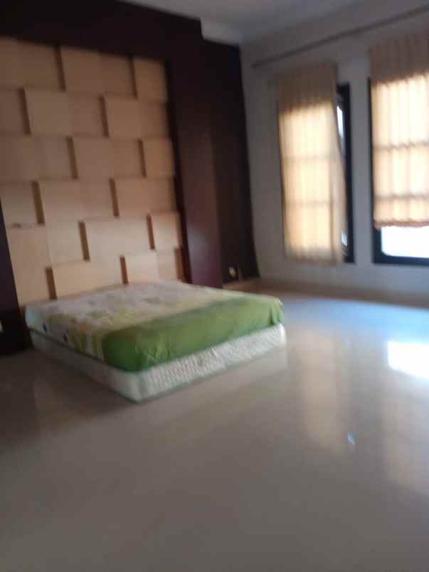 dijual rumah central park klampis regency