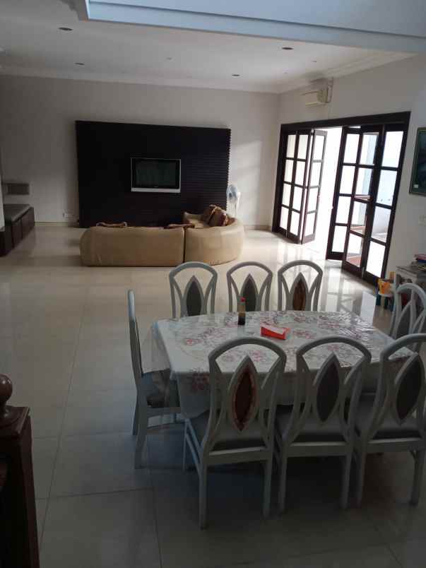 dijual rumah central park klampis regency