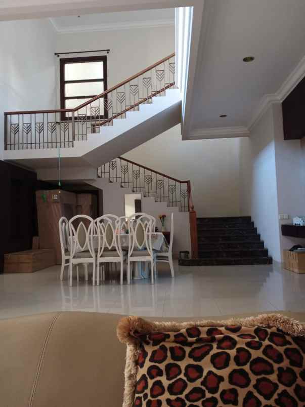 dijual rumah central park klampis regency