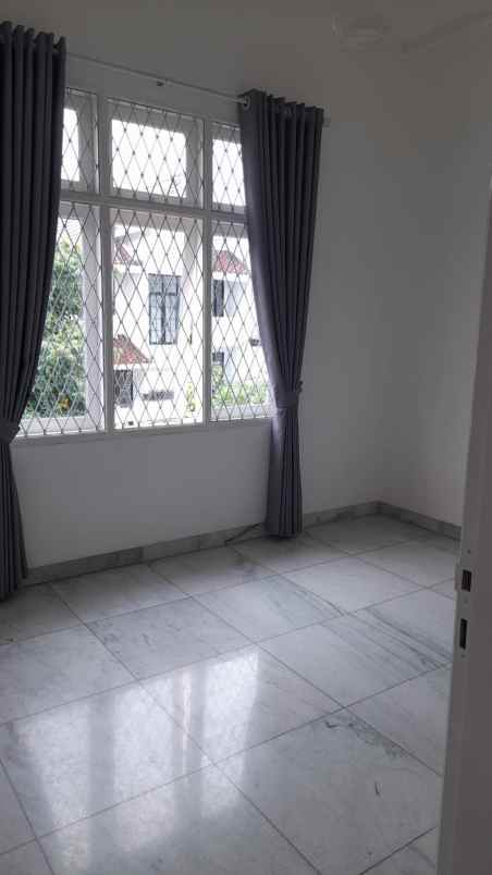 dijual rumah cinere