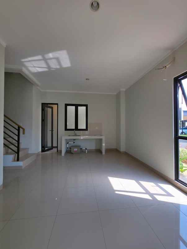 dijual rumah cluster regia summarecon