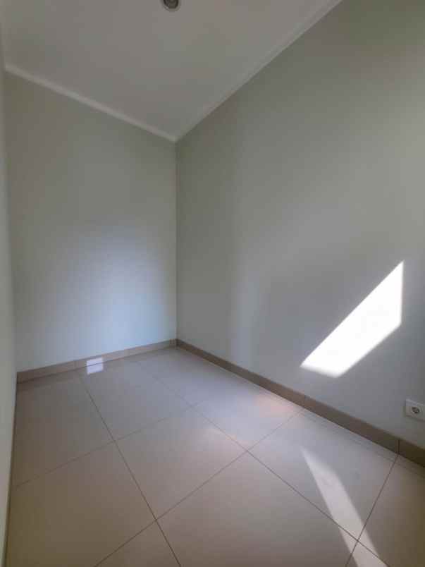 dijual rumah cluster regia summarecon