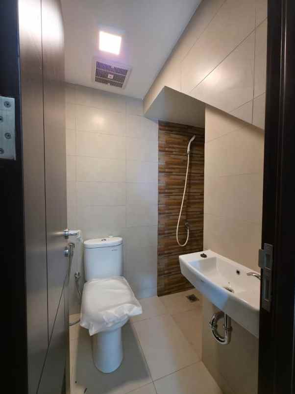 dijual rumah cluster regia summarecon