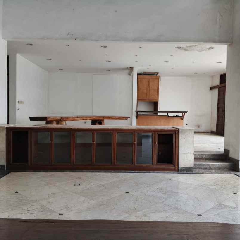 dijual rumah dengan swimming pool di pondok indah