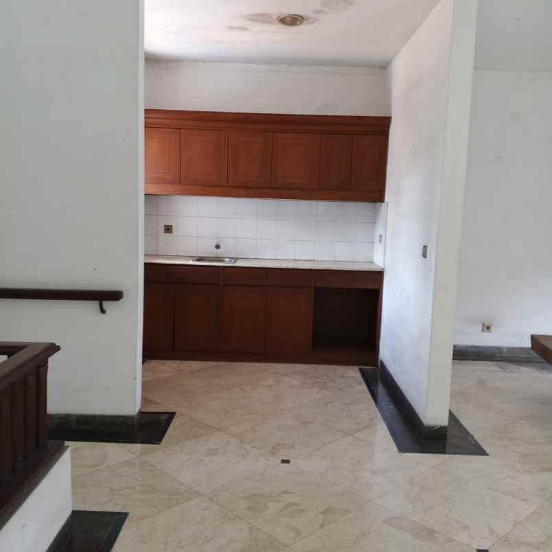 dijual rumah dengan swimming pool di pondok indah