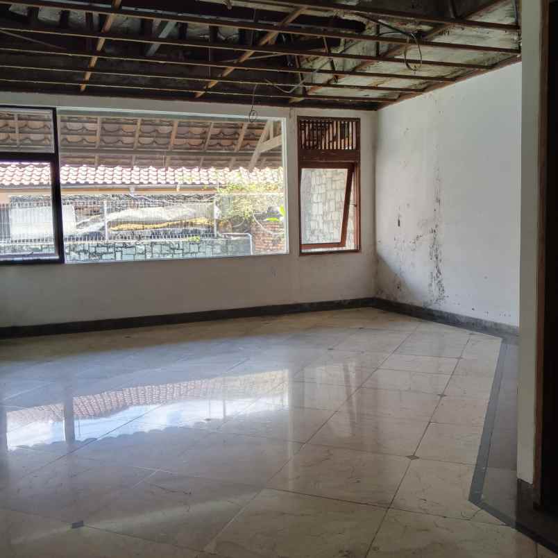 dijual rumah dengan swimming pool di pondok indah